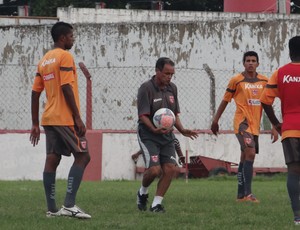 Roberval Davino orienta os jogadores do CRB (Foto: Denison Roma / Globoesporte.com)