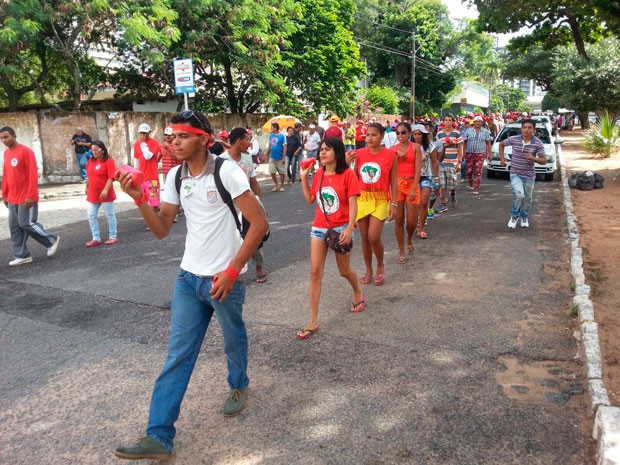 Após deixar a sede do Incra, grupo caminha pelas ruas da cidade (Foto: Kleber Teixeira/Inter TV Cabugi)