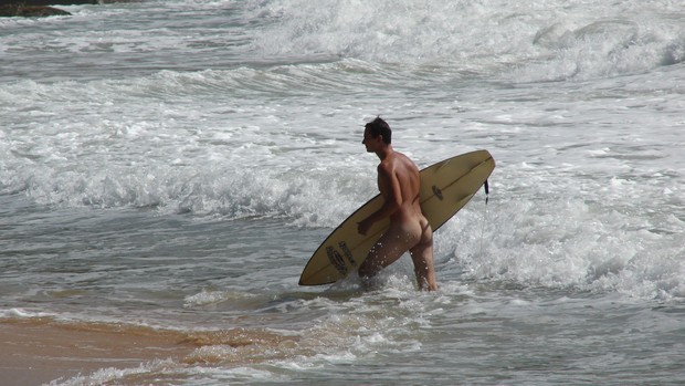 Campeonato de surfe naturista movimentaram a praia do Pinho, em Balneário Camboriú (SC)  (Foto: Jaime Batista da Silva / divulgação)