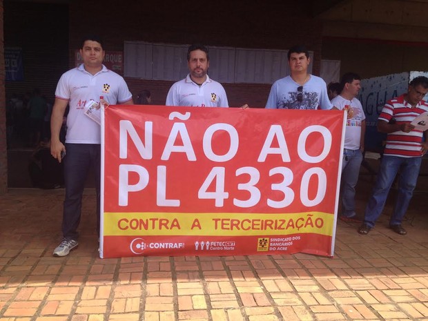Dirigentes sindicais realizaram ato contra o PL 4330 no Acre  (Foto: Aline Nascimento/G1)