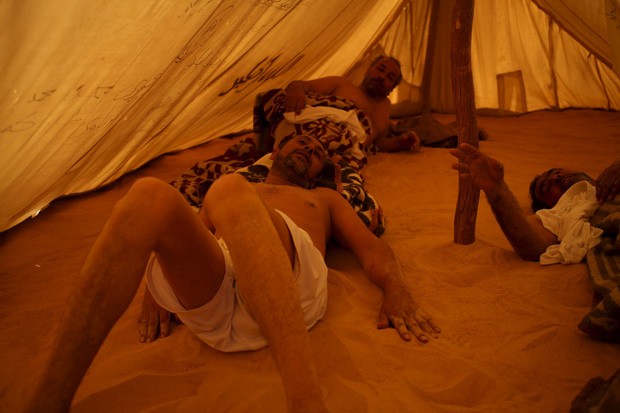 Visitantes descansam dentro de tenda que funciona como sauna (Foto: Reuters/Asmaa Waguih) Visitantes descansam dentro de tenda que funciona como sauna (Foto: Reuters/Asmaa Waguih)