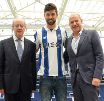 Felipe é apresentado no Porto (Foto: site oficial Porto)