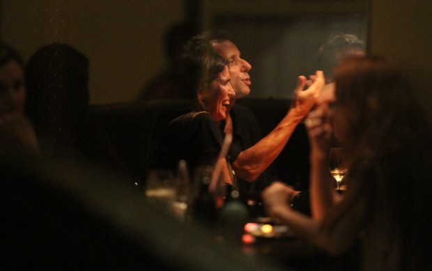 Malu Mader com o marido, Tony Bellotto, e amigos em restaurante na Zona Sul do Rio (Foto: Rogério Fidalgo/ Ag. News)