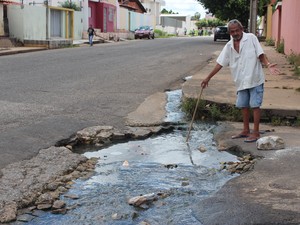 Morador diz que problema é antigo e ninguém toma providência (Foto: Gustavo Almeida/G1)