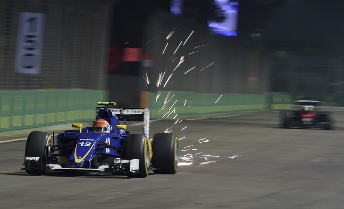 Felipe Nasr em ação no GP de Cingapura de Fórmula 1 (Foto: AP)