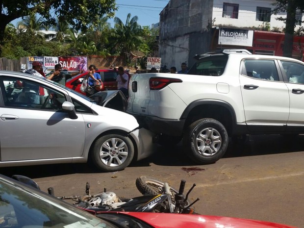 Acidente ocorreu na Avenida 7 de Setembro e envolveu três veículos (Foto: Jackson Maranhão/Reprodução)