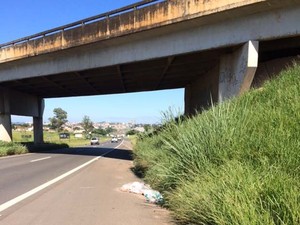 Viaduto onde carro da vtima estava estacionado em Americana (Foto: Cristina Maia Mitre / EPTV)