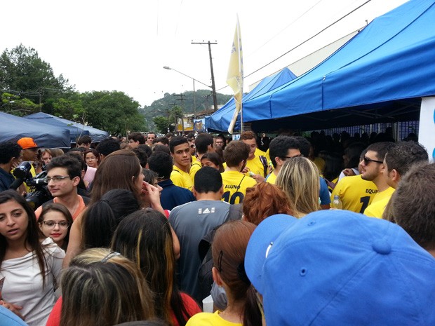 Multidão se aglomera para prestar a Fuvest em Santos (Foto: Mariane Rossi / G1)