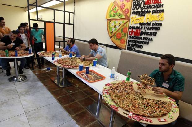 Vencia quem devorava primeiro a pizza de 80 centímetros de diâmetro (Foto: Sabah Arar/AFP)