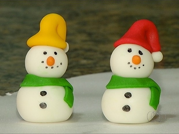 Pedidos de doces com o tema do Natal aumenta em mais de mil bolinhos (Foto: Reprodução/TV Anhanguera)