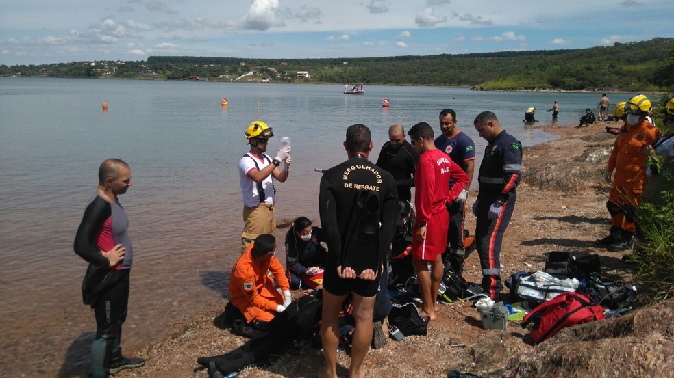 Bombeiros às margens do Lago Paranoá tentando reanimar auditor do TCU (Foto: Corpo de Bombeiros/Divulgação)