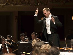 Maestro Tobias Volkmann é o regente da Orquestra Sinfônica do Theatro Municipal (Foto: Júlia Ronái/ Theatro Municipal) Maestro Tobias Volkmann é o regente da Orquestra Sinfônica do Theatro Municipal (Foto: Júlia Ronái/ Theatro Municipal)