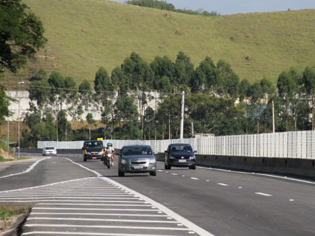 Trecho do 11 da Rodovia dos Tamoios, na altura de São José dos Campos (Foto: Carlos Santos/G1)