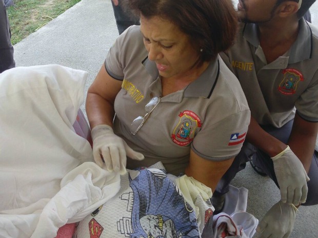 Mãe e vbebê foram levados para maternidade do hospital municipal da cidade (Foto: Divulgação/Seap)