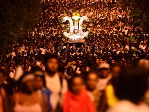 Milhares de fiéis acompanharam a imagem da santa por 14km em João Pessoa (Foto: Rizemberg Felipe / G1)