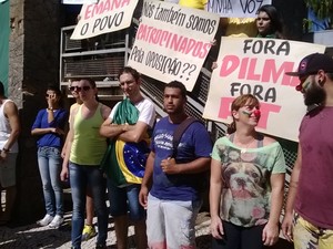 Grupo pediu saída da presidente Dilma em Paranavaí (Foto: Fabiano Oliveira/RPC)