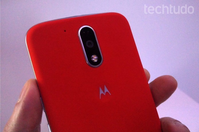 Moto G4 usa o plástico para o acabamento (Foto: Fabrício Vitorino/TechTudo)