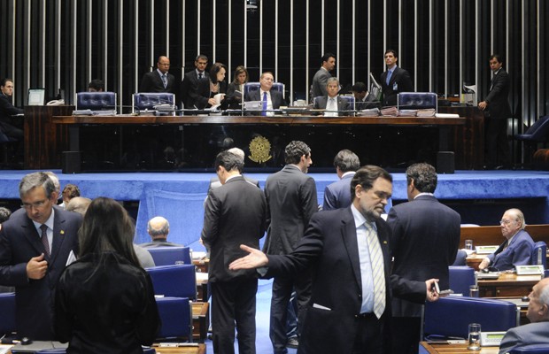 Senadores no plenário durante votação da proposta do Orçamento Impositivo (Foto: Waldemir Barreto / Agência Senado)