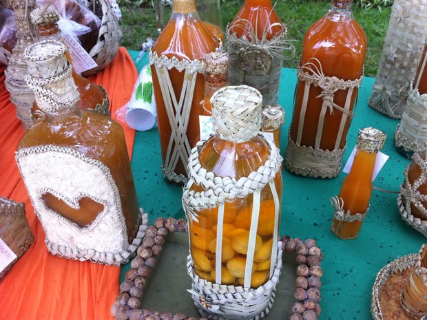 Licores e cestos produzidos a partir do butiá, em Santa Vitória do Palmar (Foto: Daniel Trzeciak/RBS TV)