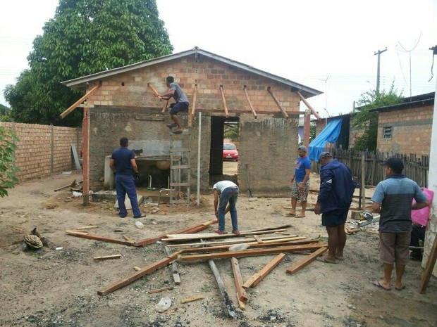 Agentes ajudam a construir casa dstruida após incendio (Foto: Arquivo pessoal)