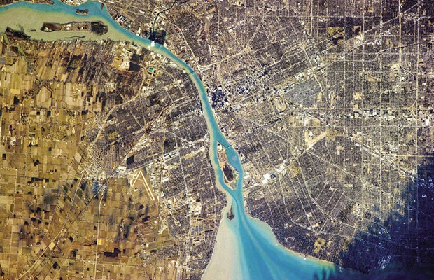 Dois países, um rio: Detroit, nos Estados Unidos (direita) e Windsor, no Canadá (esquerda) (Foto:  Divulgação/Chris Hadfield)
