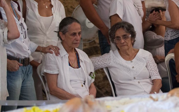 Maria Bethânia, muito abatida, vela o corpo da mãe (Foto: Leogump Carvalho / Frame Photo)