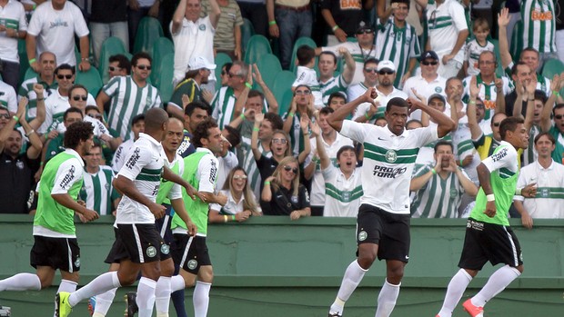 Pereira comemora o primeiro gol da vitória do Coritiba sobre o Atlético-PR (Foto: Divulgação / Site oficial do Coritiba)