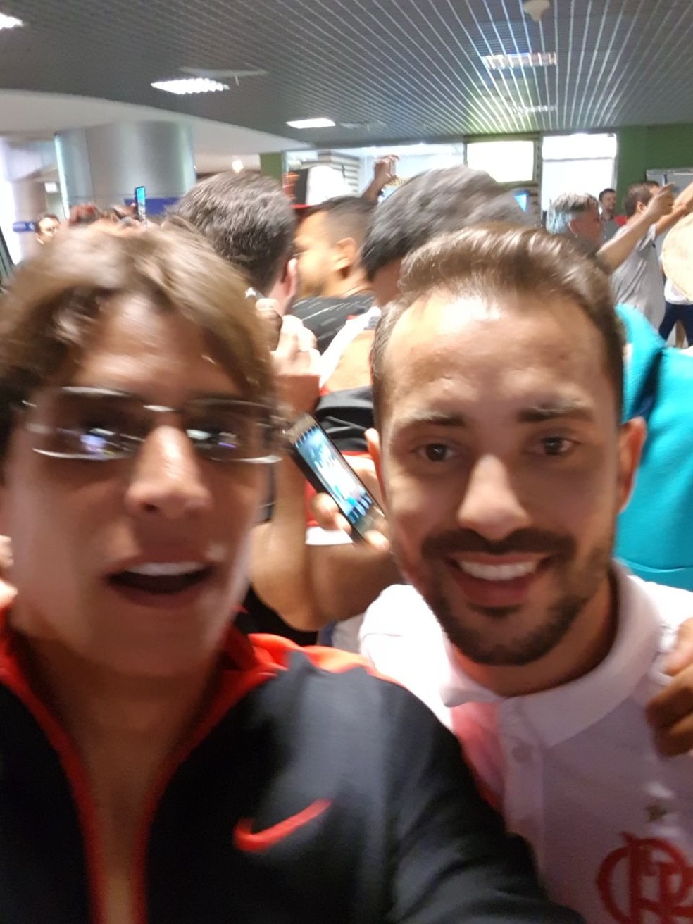 Everton Ribeiro posa para selfie com torcedor rubro-negro (Foto: Arquivo Pessoal)