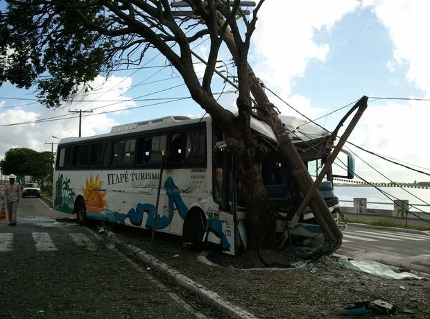 Motorista de ônibus fica preso às ferragens em acidente no Centro de Aracaju (Foto: Flávio Antunes/G1 SE)