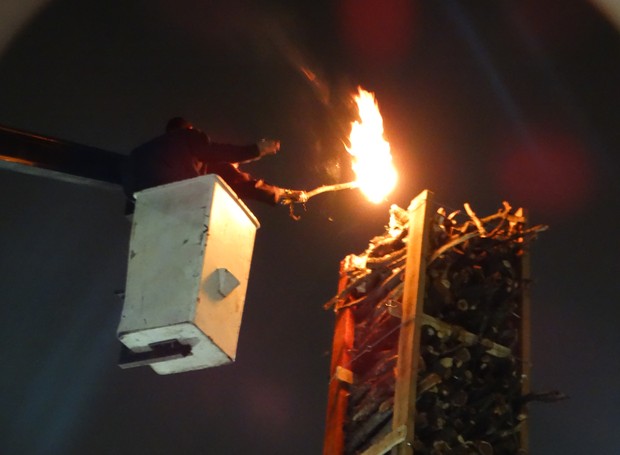Momento em que a fogueira gigante foi acesa (Foto: André Hilton / TV Asa Branca)