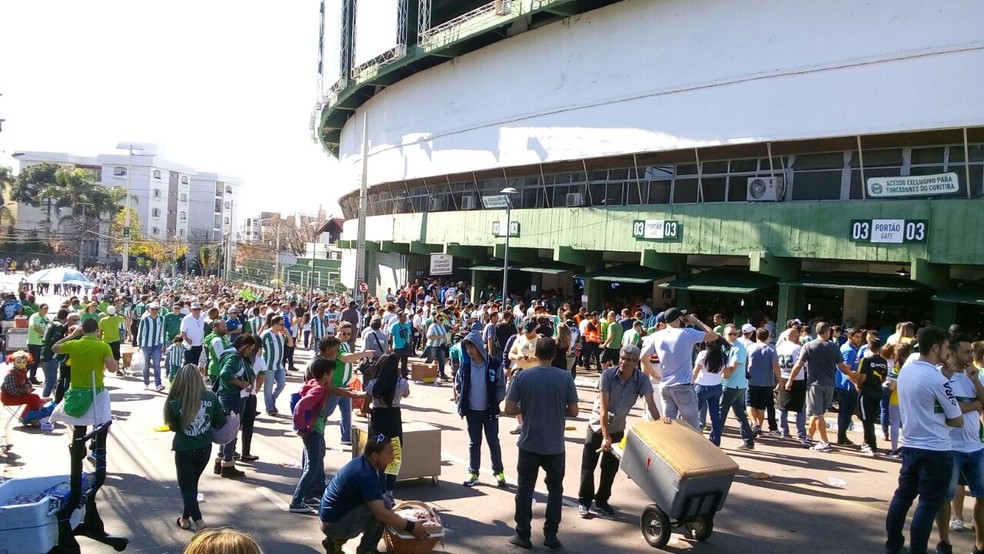 Torcida chega para o jogo no Couto Pereira (Foto: Jorge Melo/RPC)
