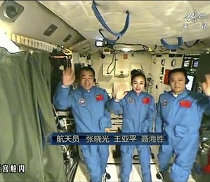 A professora Wang apresenta aos alunos sua tripulação, formada pelo astronauta Zhang Xiaoguang (à esq.) e Nie Haisheng, o comandante de voo (Foto: AP Photo/CCTV via AP Video)