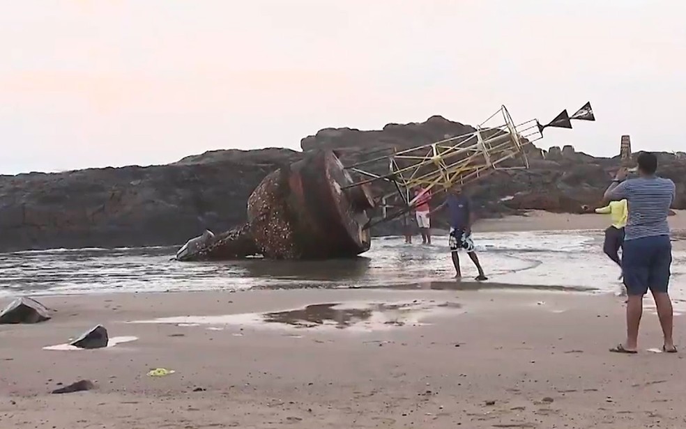 Sinalizador foi arrastado para a faixa de areia da praia do Rio Vermelho (Foto: Reprodução / TV Bahia)