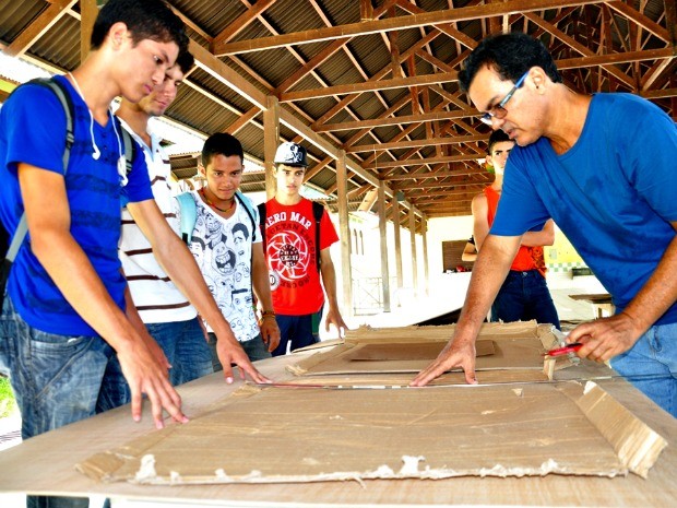 O objetivo do projeto é passar para os alunos o conhecimento do processo de construção (Foto: Vanísia Nery/G1)