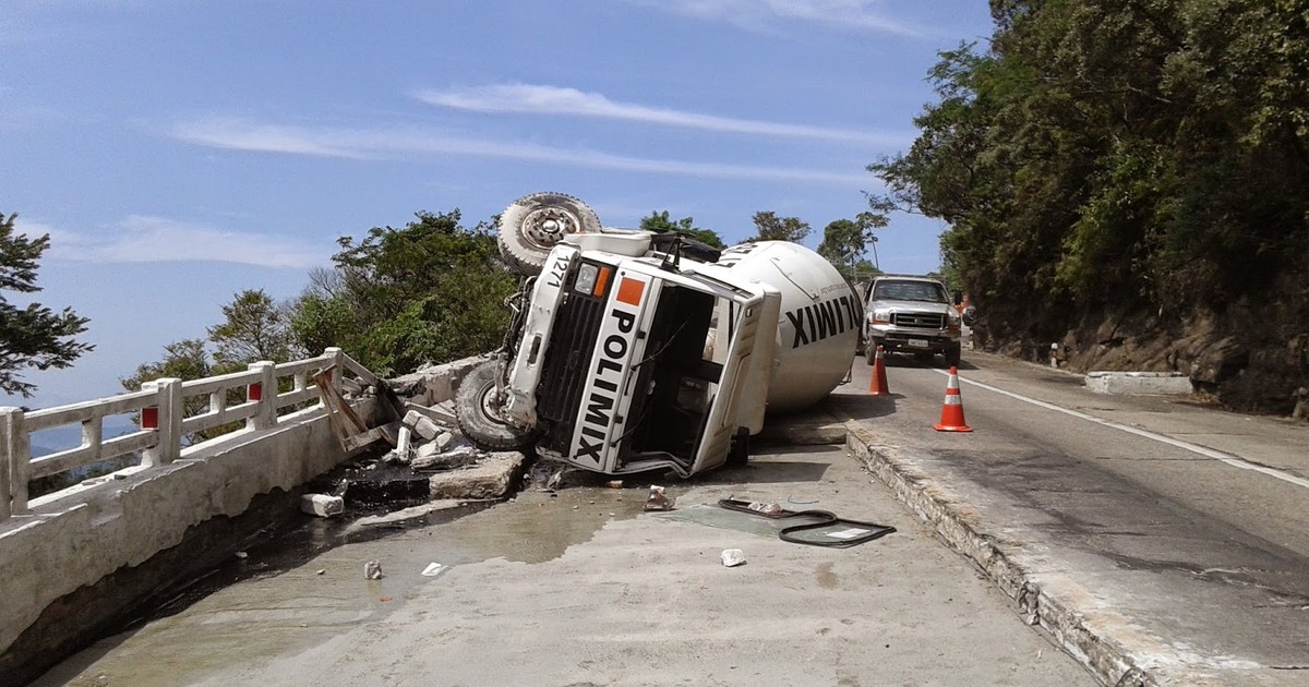 Acidente deixa trecho da BR-116 em Teresópolis, RJ, em 'pare e siga' - Globo.com