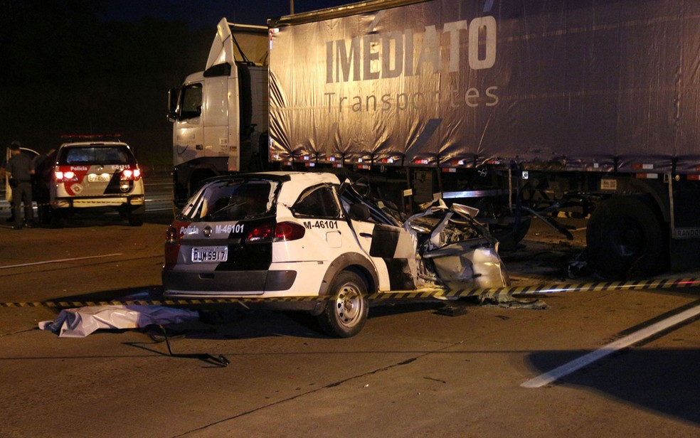 Carro da PM ficou com a frente destruída após bater em carreta; ladrão que dirigia o carro morreu com o acidente, segundo a PM (Foto: Edison Temoteo/Futura Press/Estadão Conteúdo)