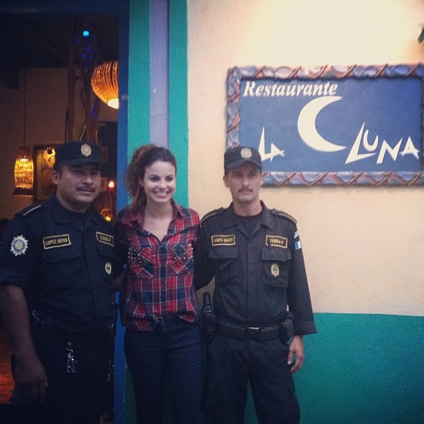 Sthefany Brito posa com policiais na Guatemala (Foto: Instagram/ Reprodução)