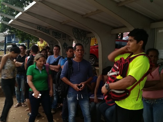 Princípio de chuva preocupa devido pouco espaço no abrigo de ponto de ônibus (Foto: Toni Francis/G1)