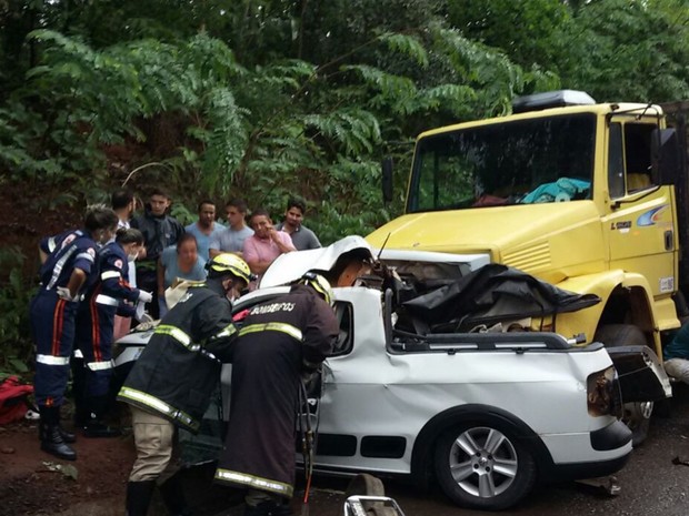 Mulher morre ao perder controle de carro e bater em caminhão na BR-153 em Goiás (Foto: Divulgação/Corpo de Bombeiros)
