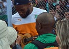 Drogba faz selfies e toca cavaquinho (Guto Marchiori / Globoesporte.com)
