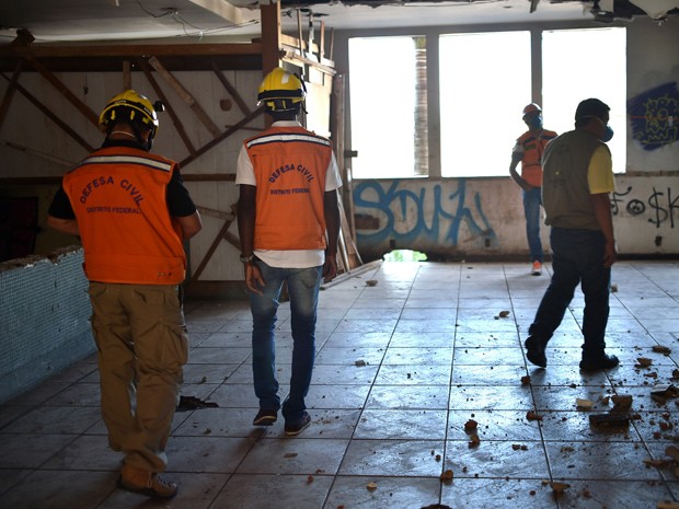 Agentes da Defesa Civil fazem perícia no Torre Palace, antigo hotel de luxo no centro de Brasília, após operação de reintegração de posse (Foto: Andre Borges/Agência Brasília) Agentes da Defesa Civil fazem perícia no Torre Palace, antigo hotel de luxo no centro de Brasília, após operação de reintegração de posse (Foto: Andre Borges/Agência Brasília)