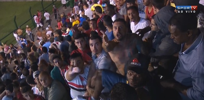 Câmera do SporTV é intimidado por torcedores do São Paulo (Foto: Reprodução SporTV)