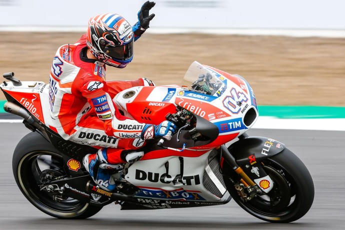 Andrea Dovizioso comemora vitória no GP da Inglaterra de MotoGP (Foto: Reprodução)