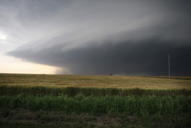 Tempestade que iria se transformar em tornados é vista nesta sexta-feira (31) ao sul de El Reno, em Oklahoma (Foto: Bill Waugh/Reuters)