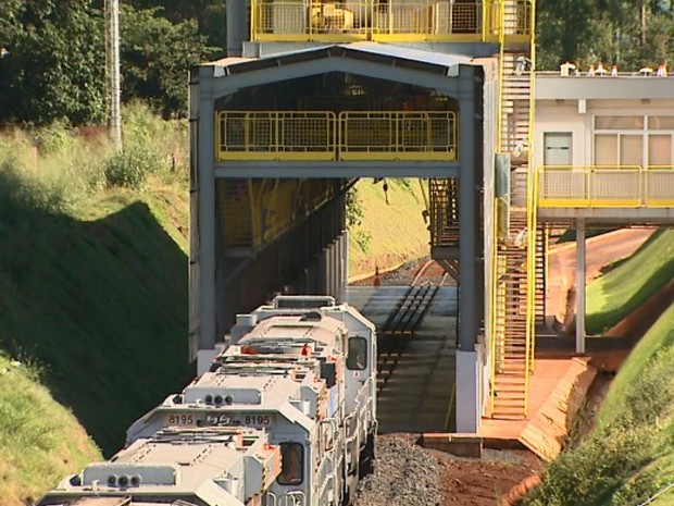 Cada vagão transporta o mesmo que três caminhões e é carregado mais rapidamente (Foto: Maurício Glauco/EPTV) Cada vagão transporta o mesmo que três caminhões e é carregado mais rapidamente (Foto: Maurício Glauco/EPTV)