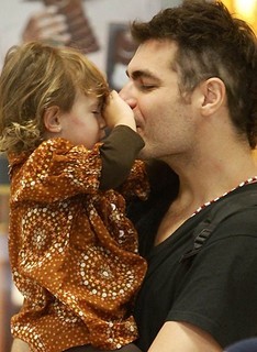 Thiago Lacerda é só chamego com a pequena Cora (Leotty Jr./AG News)