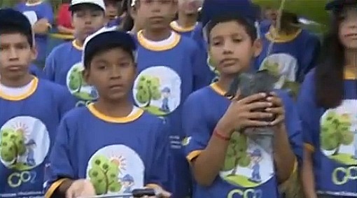 Crianças do projeto com mudas e instrumentos de medição de carbono (Foto: Amazônia TV)