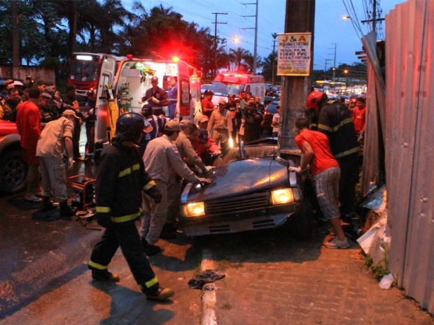 Acidente ocorreu no sentido Centro/Bairro da Avenida Torquato Tapajós (Foto: Adneison Severiano/G1 AM)