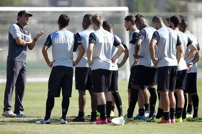 Ricardo Gomes orienta os jogadores e busca soluções para corrigir os erros da equipe (Foto: Vitor Silva / SSPress)