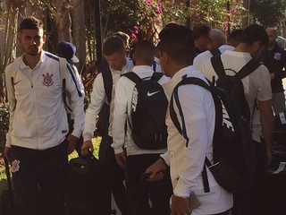 Jogadores do Corinthians chegam a Orlando (Foto: Marcelo Braga)